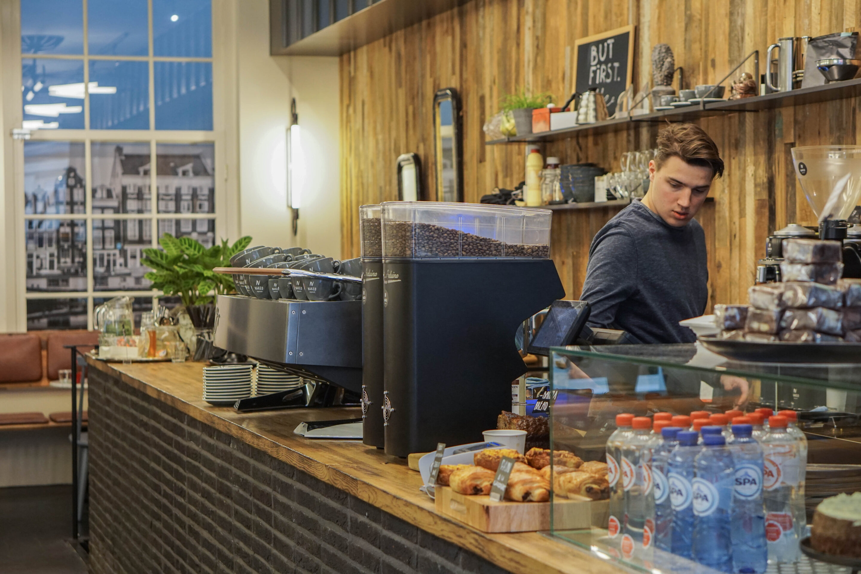 Jesper van Stek working behind the bar