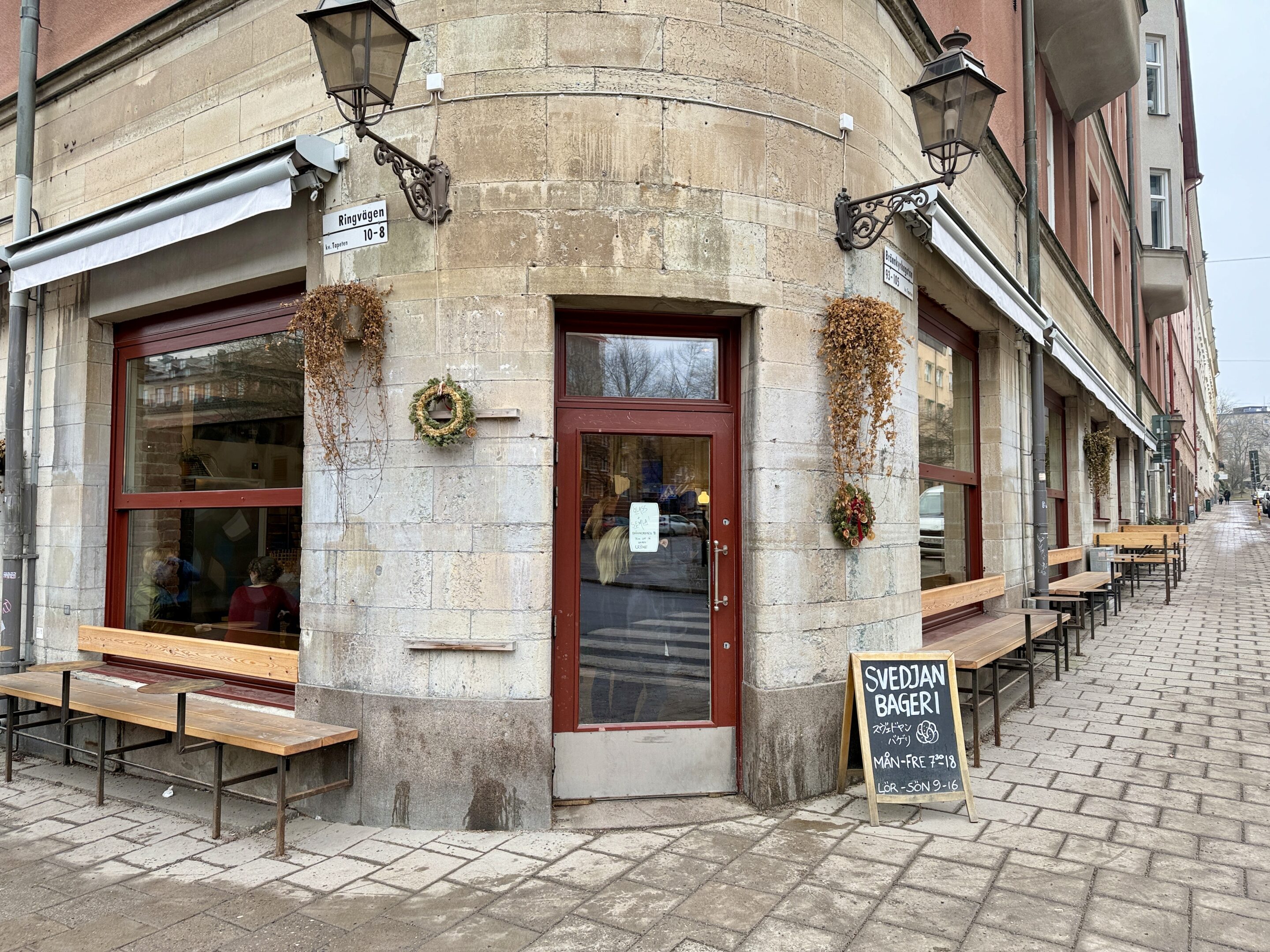 View of a corner with a bakery downstairs 